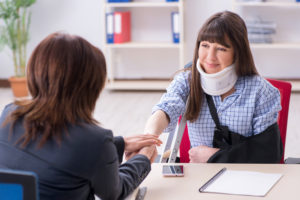 Injured,employee,visiting,lawyer,for,advice,on,insurance