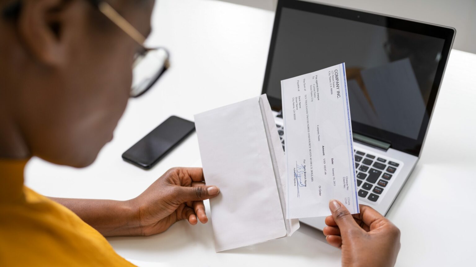 Pay Stubs: Essential Inclusions, Legal Guidelines, and 2024 Regulations